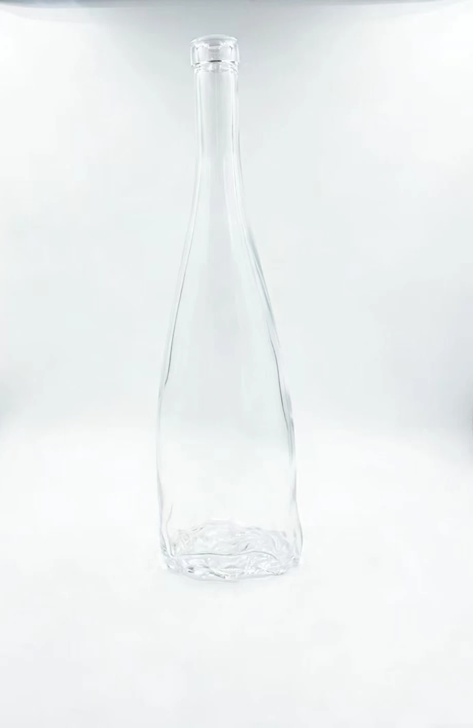 750 ml štíhla sklenená fľaša na liehovinu s textúrovaným ľadovým základom
